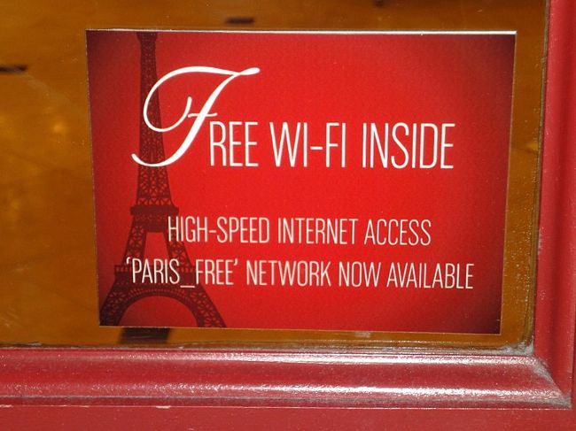 ２８日　００：３７<br /><br /><br />写真の時間が前後してます。<br /><br />上の写真のショップ入口に「フリーwifi」<br /><br />と書いてあります。多くの若者に<br /><br />混じり私もやってました(^_^)v