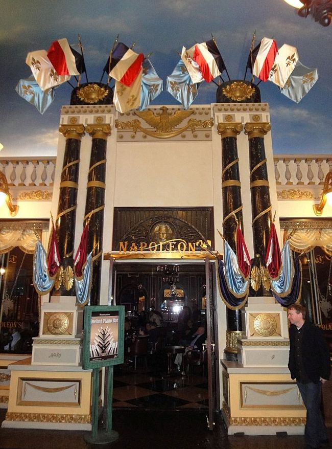 ２８日　００：４０<br /><br /><br />「ナポレオン」<br /><br />バリーズ〜パリスへ連絡路にある店<br /><br /><br />毎晩遅い時間から生バンドをしてる。<br /><br /><br />欧米の方々がお客さんで多かった。<br /><br />盛り上がってましたよ。