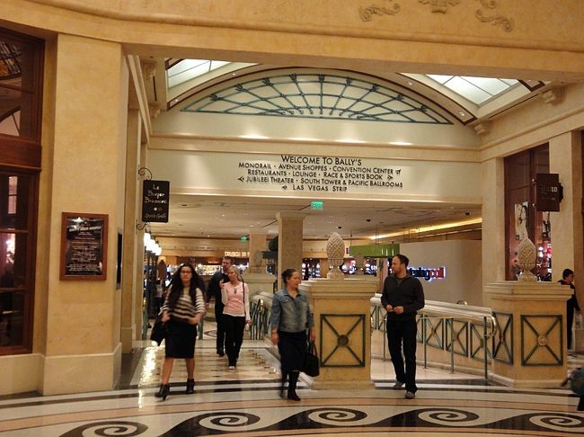 ２８日　０９：０６<br /><br /><br />パリスからバリーズに戻って来ると・・<br /><br />必ず通るバリーズの入り口。外が悪天候だろうが<br /><br />関係無しに行き来、出来ます