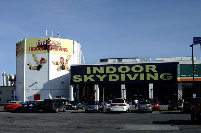 ２８日　１２：４８<br /><br />室内スカイダイビング　"FLYAWAY" <br /><br />http://www.lvtaizen.com/sports/index.html<br /><br />昼過ぎに行ったけどスグには体験出来ず<br /><br />１５時３０分にブッキンgoo〜<br /><br />受付時にスケール（体重計）に乗る一発ＯＫ！