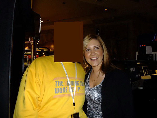 ２８日　１４：３１<br /><br />前日に頼んでおいたクリスタルフォトを<br /><br />ＮＹＮＹホテル内の店に取りにきました。<br /><br />店員さんとツーショット！！