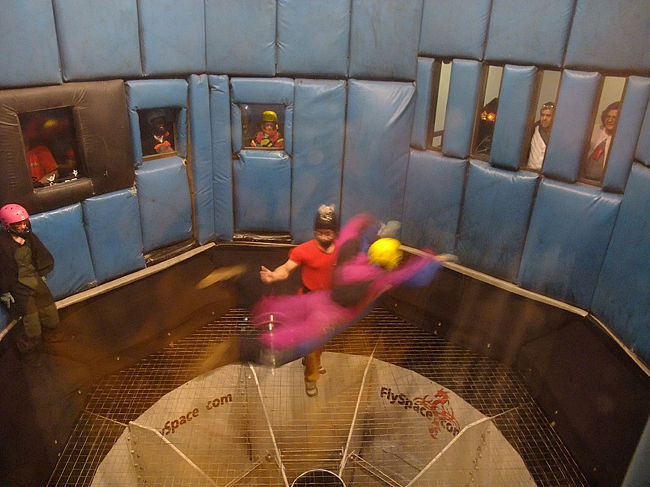 ２８日　１５：４６<br /><br />レクチャーも終わって、もうやってる。<br /><br />受付してくれた店員さんに事情を話して<br /><br />キャンセルで返金してもらった。次回は<br /><br />何処かの国で本当のスカイダイビングだぁ！