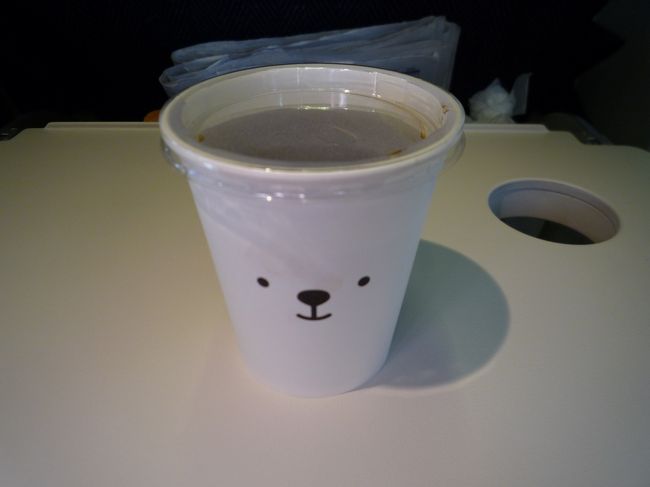 ＡＮＡのツアーで申し込んだのに、<br />マイルがつくって書いてあったのに、<br />共同運航便はエアドゥ基準になり、<br />マイルがつかないですと。<br />座席指定もできないですと。<br />前回機内販売も買っちゃったし、機内誌も読んじゃったし、<br />メリットないなぁ。。。<br />コーヒー出るのはちょっと嬉しいですけど。