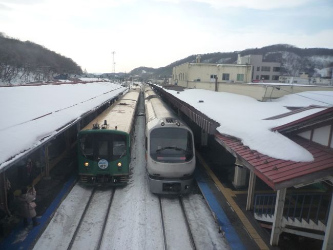 並んでますね。<br />ノロッコ号は２番線。