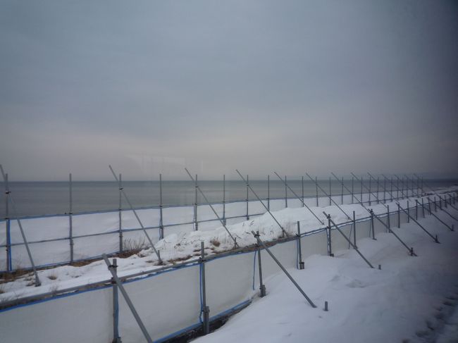 車内では、お姉さんが観光案内を放送してくれます。<br />ここ数日暖かく、流氷は見れていないそうです。<br />確かに去年訪れたときより暖かいし、雪も溶けている。