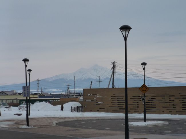 知床斜里駅に到着〜。<br />駅舎・観光案内所・バスターミナルも新しく綺麗です。<br /><br />斜里岳はとても素敵です。<br />駅に展望台があればいいのに。<br />Ｈグランディアに展望レストランがあればいいのに。