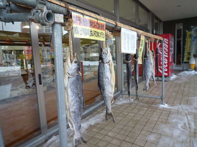 お土産とお食事は隣の斜里工房しれとこ屋で。<br /><br />バスターミナルから斜里バスでウトロ温泉に向います。<br />約１時間で１４９０円！<br />送迎の無料バスもあるのですが、<br />それは更に一時間後なので路線バスにしました。