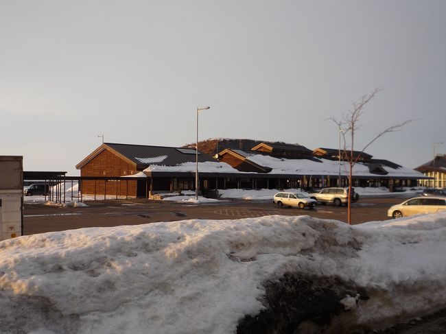 道の駅しゃり（行けば良かった〜）。<br /><br />バスはウトロ温泉ターミナルに到着しました。<br />てっきり主なホテルをまわってくれるのかと思ってた（笑）<br />気温10.5度の表示が！<br />雪が溶けて水たまりになって歩きづらいです。<br />とぼとぼ歩いて約５分でホテルに到着しました。<br />