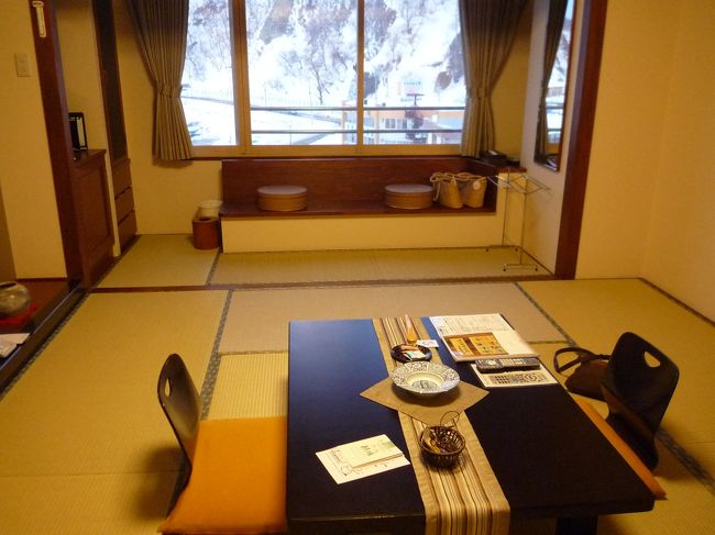 チェックインはロビーで座って。<br />出迎えもきびきびしていて感じのよいホテルです。<br /><br />せっかく夕陽の時間だったので、<br />景色を見てからチェックインすれば良かったな。<br />ロビーから海は見えませんでした。<br /><br />予定では別館和室か洋室でしたが、<br />用意していただいたのは本館和室でした。