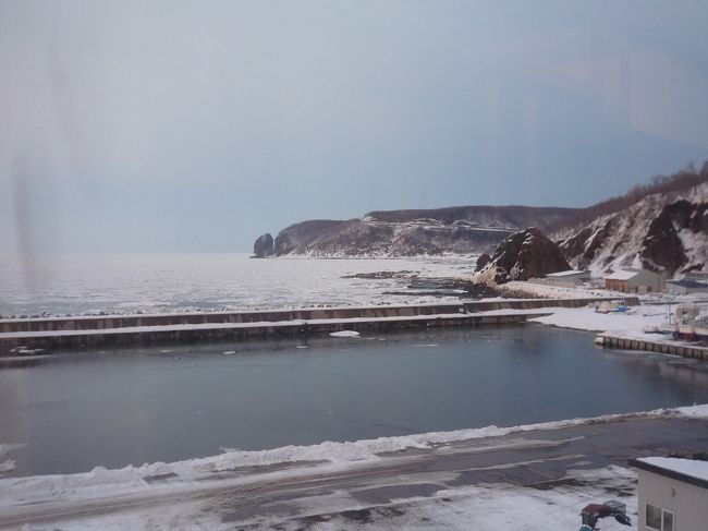 部屋はやや古いですが、<br />ウトロ漁港とオホーツク海が見えます。<br />テンション↑<br />景観は期待していなかっただけに嬉しい！<br /><br />今日は知床ファンタジアを見に行くので、お風呂はその後にしましょう。