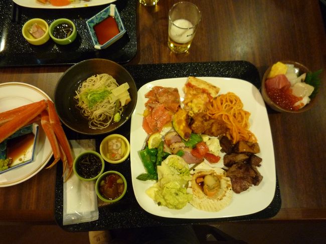夕食はバイキング。<br />かなりの種類です。<br />入口でいきなり肉を焼いていて驚きました。<br />前菜はどこかしら〜〜<br /><br />勝手丼（自分で刺身・いくら・とびこ等のせて作ります）◎<br />大粒のホタテ刺身といくらが美味でした。サロマ湖のホタテかな。<br />ビールもすぐに出てきましたよ（小さくて大きな幸せ）。<br /><br />