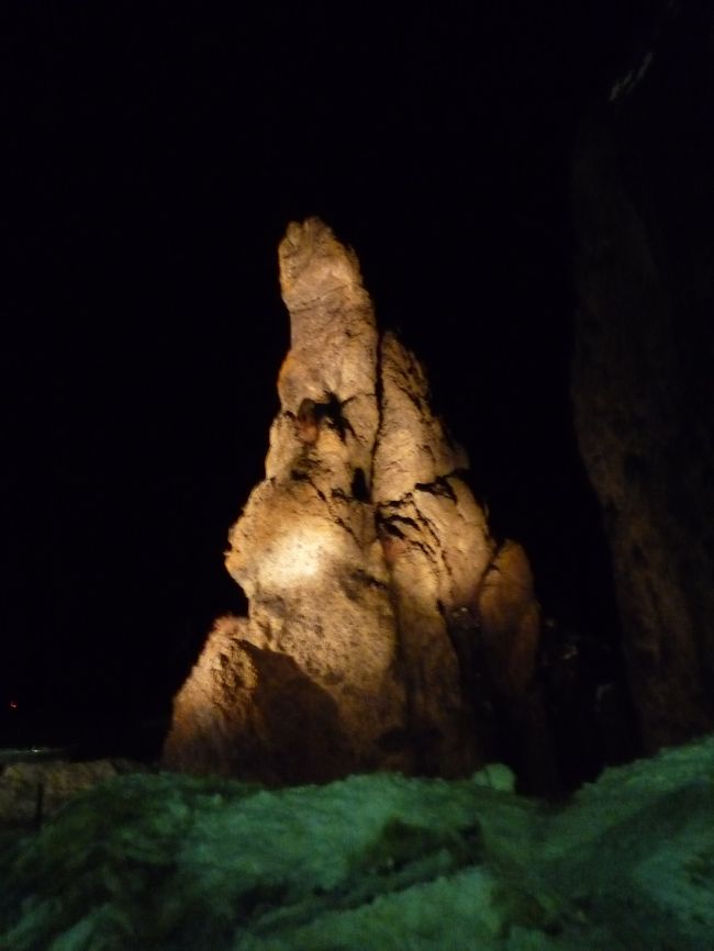 知床ファンタジアの会場はホテルから徒歩約１０分、<br />入場料３００円。<br /><br />ゴジラ岩。