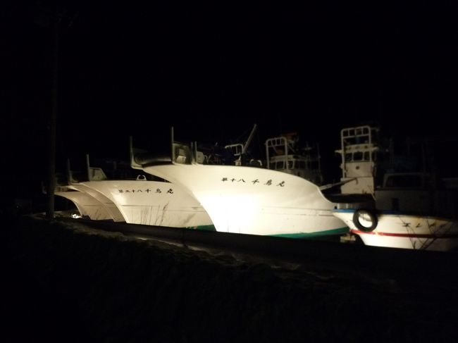 漁船も綺麗にライトアップされています。