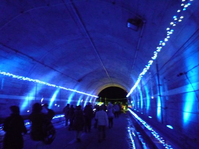 トンネルを通って、会場に到着。<br /><br />オーロラファンタジーはわらを燃やした煙にレーザー光線をあてて、<br />昭和３３年に出現したオーロラを再現しているそうです。<br />本日は青色メインで流氷をイメージしているらしい。