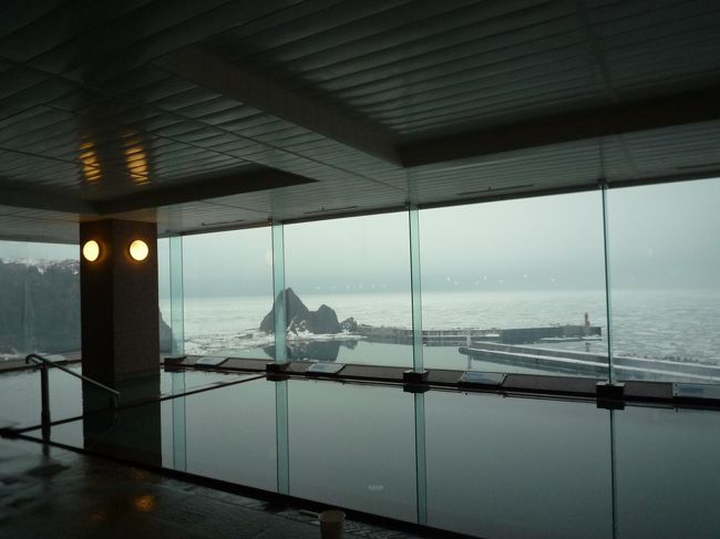 朝、風呂に行ったら誰もいなかったので写真を撮ってみました。<br /><br />大浴場は８階にあり、中の階段をのぼって露天風呂につながっています。<br />海を一望でき、絶景のお風呂でした。<br />お湯かげんも丁度良く、とぅるとぅるです。<br />流氷の海を見ながらのお風呂はサイコーです！