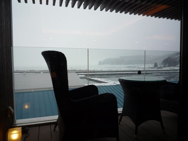 食事したレストラン。<br />昨日は暗くて窓の外がどうなっているかわからなかったけれど、窓の外は海でした！<br />夏はこのテラス？に座って海を眺めるのね！