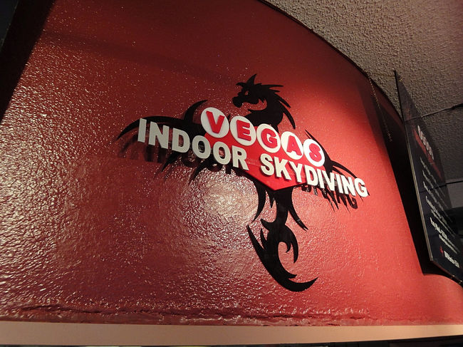 ２８日　１５：４９<br /><br />年末は混雑するラスベガス　ストリップも渋滞<br /><br />バスで南側〜北側へ１５：３０予約した　<br /><br />室内スカイダイビング　"FLYAWAY"　へ向かう<br /><br />・・が、時間を２０分過ぎてしまった。