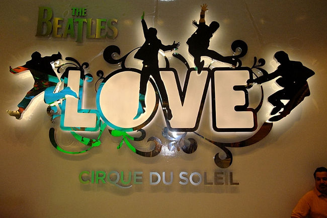 ２８日　１６：５８<br /><br />ミラージュ<br /><br />The Beatles™ LOVE™ by Cirque du Soleil<br /><br />シルク ドゥ ソレイユのマジック<br /><br />http://www.mirage.com/ja/shows.aspx