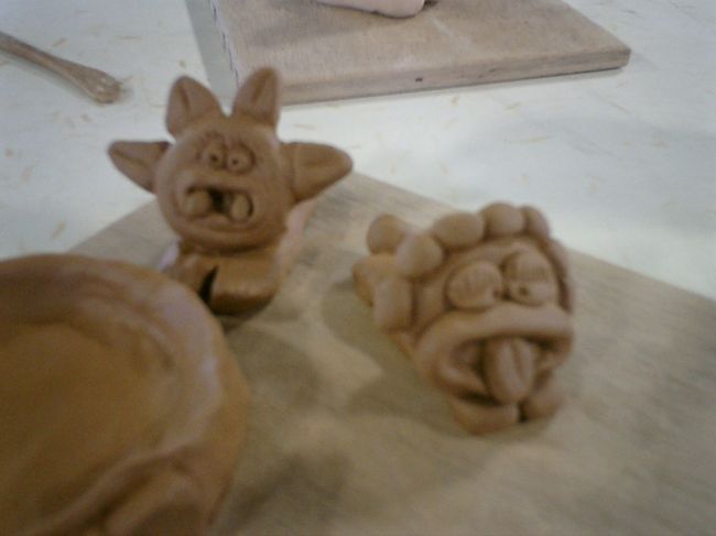 今回は初めてのシーサー作りを体験しました。<br /><br />GALA青い海の中にある体験工房　てぃーだでの体験です。<br />「手びねりシーサーコース　40分2500円」<br />http://www.gala-aoiumi.com/?page_id=9<br />思いのほか、楽しかったです。以前来たときには（体験は何もしませんでしたが）、夏休み中ということもあって大変込み合っていましたが今回はガラガラでした。なので、多分1時間以上ゆっくりと遊んでいました。スタッフも親切で楽しい方たちでした♪<br /><br />私たちが作っていると、もう一組来ましたが、その方たち（家族連れ）は再訪の方たちでした。人気？<br /><br />次回も行きたい！と思っています♪<br /><br />