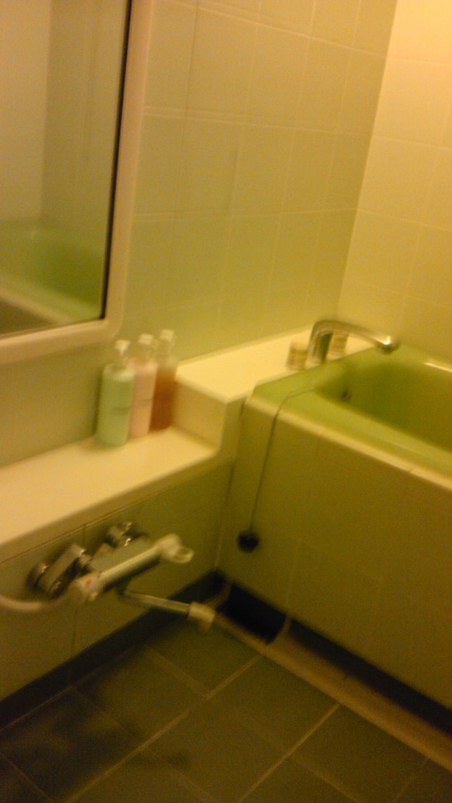 「沖縄かりゆしビーチリゾート・オーシャンスパ」の部屋のバスルーム<br /><br />びっくりするくらい昭和です。<br /><br />こちらのホテルには、大浴場があるので最初から、そこを利用するようにスケジュールしていましたが、ちょっとびっくり！<br />大浴場も、期待ほどではありませんでした。清潔感が・・・。