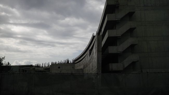 瀬底島のビーチのすぐそばに建築途中で中止になったままのリゾートホテルが静かに建っていました。ちょっと不気味。<br /><br />リゾート化されるのはどうかな〜とは思うけど、ここにリゾートができたら素晴らしいかも！と半分残念に思いました。