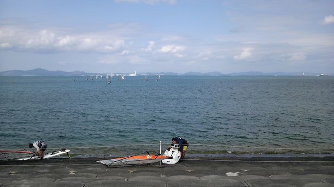 海中道路の脇では、ウィンドサーフィンを楽しんでいる人たちが。<br /><br />きれいだぞー♪気持ちいいぞー♪