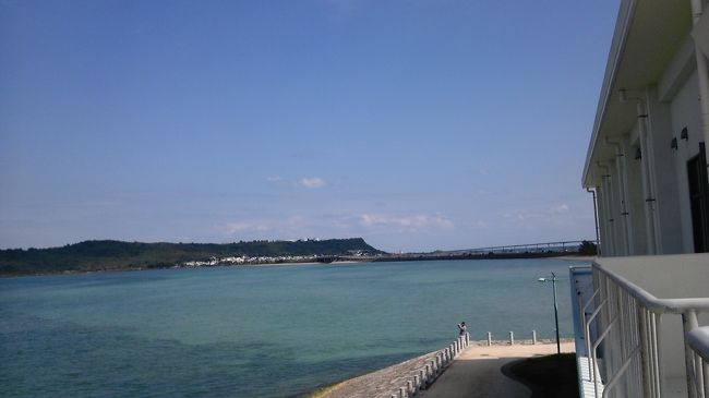 海中道路途中の海の駅あやはし館の屋上からの風景です。<br /><br />ここのドライブインでは、地元の野菜から工芸品までいろいろと揃ったこじんまりとしたお店があります。<br /><br />2回では、海中道路の歴史が資料館として開設されていました。<br />http://www2.ocn.ne.jp/~ayahashi/