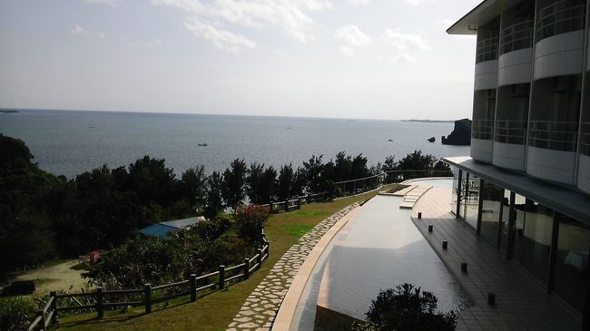 「ホテル　浜比嘉リゾート」でお茶をすることにしました。<br />http://www.hamahiga-resort.jp/<br /><br />今回、宿泊したかったのですが満室で泊まれませんでした。<br />う〜ん、いい景色♪<br />こちらは、ロビーラウンジからの景色です。