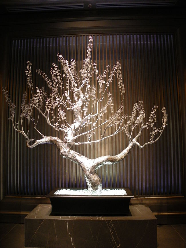 1F玄関を入って、まず目に飛び込んでくるのがこちらっ！<br />何の盆栽だろうと思っていると...<br />ナント！<br />クリスタルでできているではありませんか！<br />スワロフスキー製のツリーのオブジェだそうです。