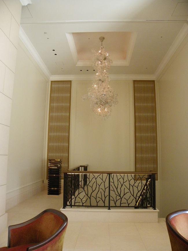 豪華なインテリアですね〜。<br />こちらの階段は11Fのバンケットホールに続いているようです。