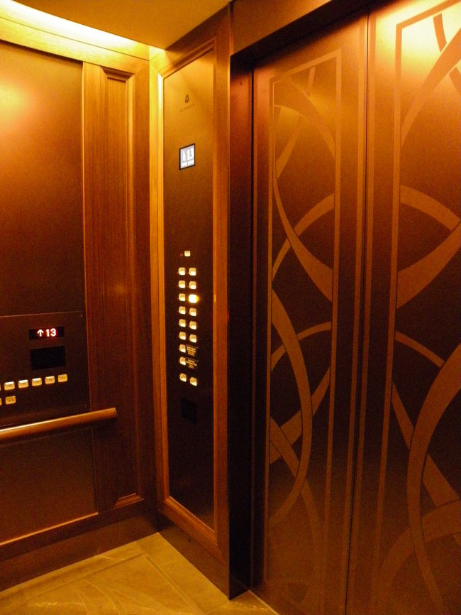 エレベーターの内部が広いのにビックリ！<br />ベッドがそのまま収納できる病院のエレベーター並みの広さです。
