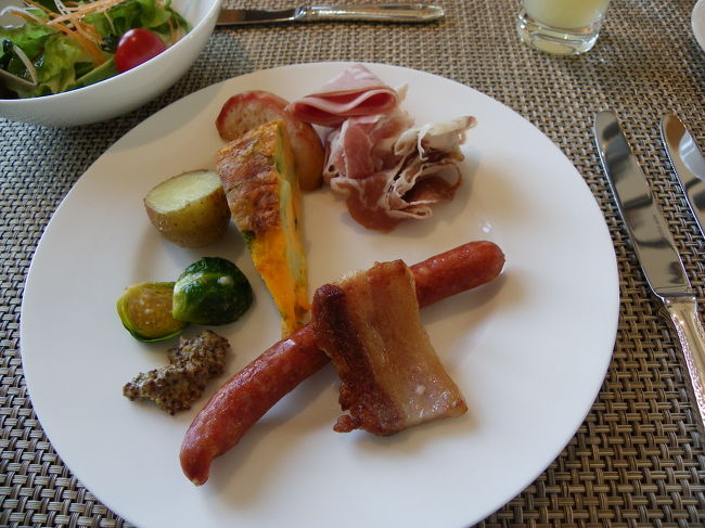 JOECOOLの一皿め。<br />温野菜やソーセージ類の種類も色々あるのが嬉しいですね。