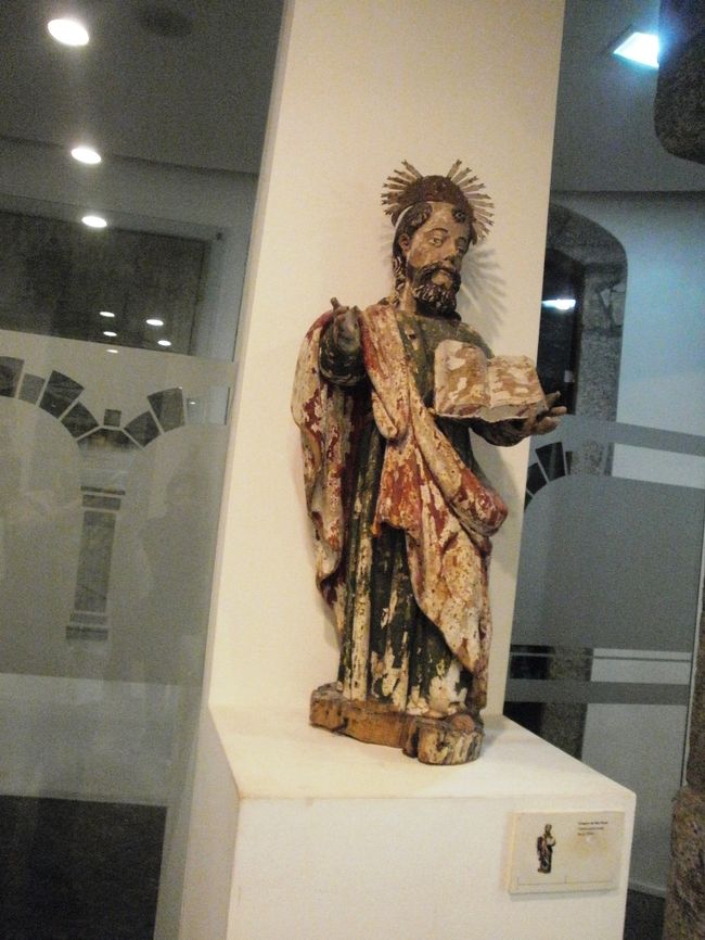 サンタ　ルジア教会の後ろのムゼウの中の展示物<br />ムゼウからサンタ　ルジア教会の上に上がる。<br />朝　早かったので管理人が居なく少し待ちました。<br />入館料を払い　途中までエレベータで。