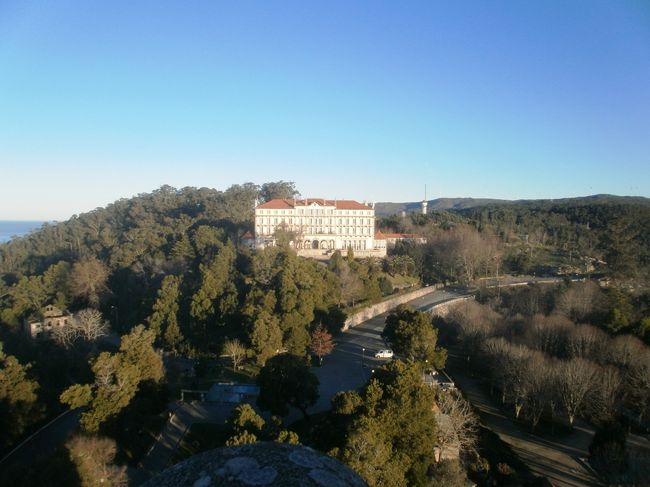 エレベータを降りて一度下に行くと左側に入り口があり<br />そこに入って人間の肩幅しかない狭い階段をどこまでも登ると<br />十字架の下まで登れます。<br />360度さぎる物がなく見晴らしが最高です。<br />この日は風が強く長い時間いられなかった。<br />