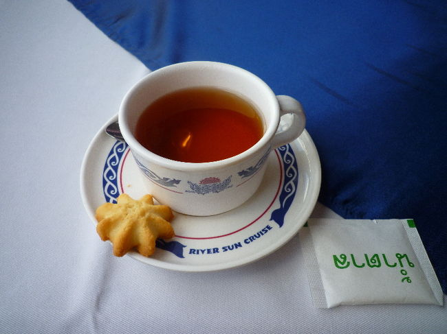 紅茶で優雅（でもないけど）ティータイム。<br />右側の緑の文字が印刷されているのが砂糖。<br />全読めん…