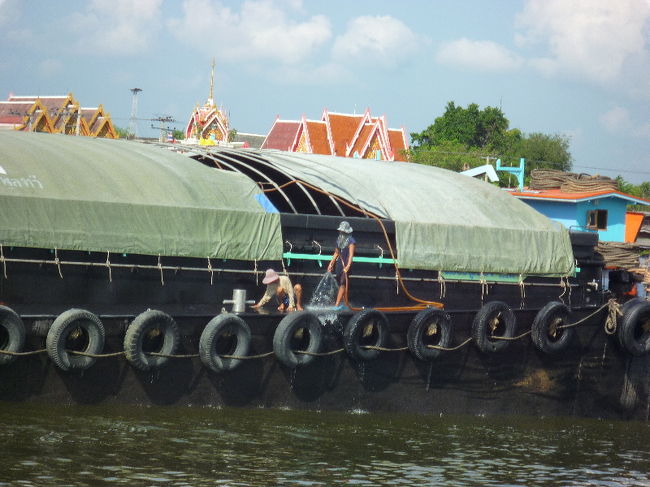 お掃除してました。<br />床だけじゃなく、人にもめっちゃ水かかってましたが（笑<br />船上生活？？