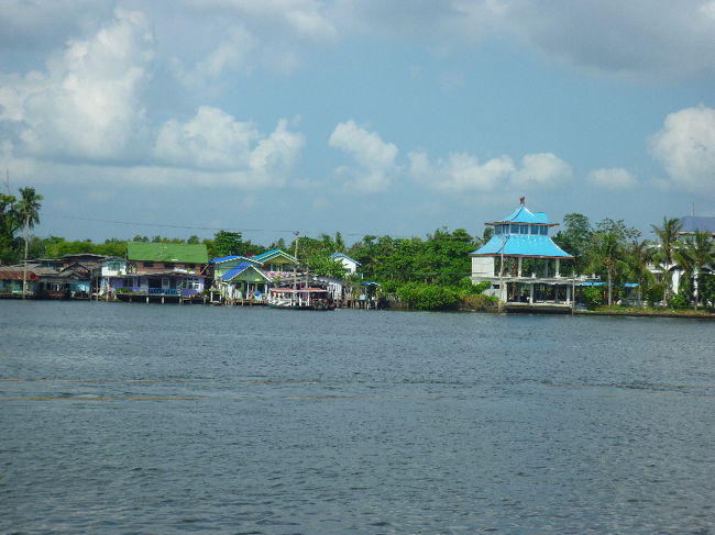 タイの水辺のお家は可愛い色合いが多い気がする…