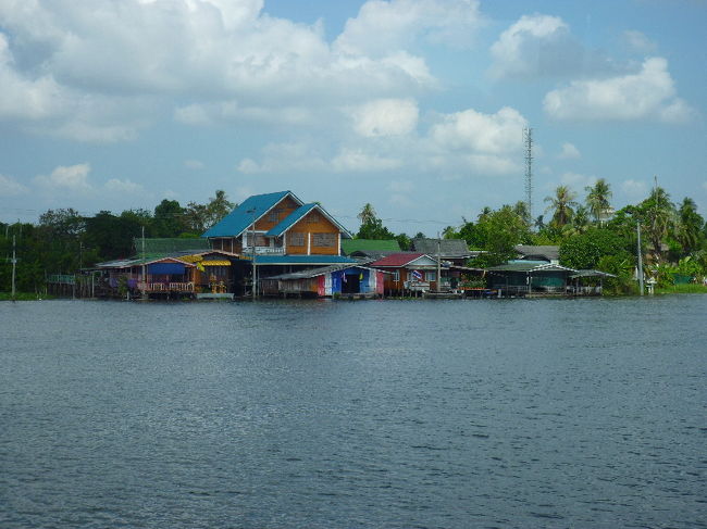 個人的にグッドデザイン賞を差し上げたいお家（笑）<br />壁の色がタイ国旗の配色と同じ！！