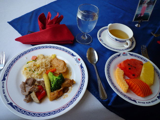 そうこうしているうちにご飯ーーー！！！<br />チキンカレーと牛肉を甘辛く炒めたヤツがおいしかった！<br />そして、やっぱりタイチャーハンはお米がぱさぱさしてて口にあいませんorz<br />そして大好きな麺がなくて残念…！！（そこかよ