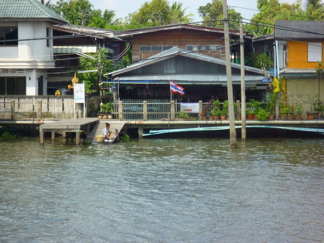 こちらのお嬢さんは何かを洗ってるんですが…<br />…この川じゃ洗った内に入らないような…