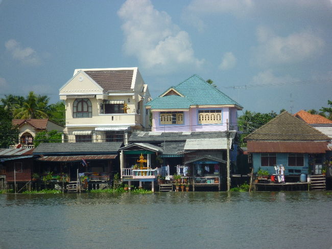 ラベンダー色の壁が可愛かった！！！<br />そしてよく見ると、中にかなりでかい仏像が…