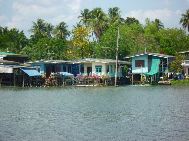 今回のベスト・オブ・可愛い家！！！<br />レモン色の壁と、エメラルドグリーン色のデッキ＆窓枠が可愛い…！！<br />飾ってあるお花も素敵…！！！！！