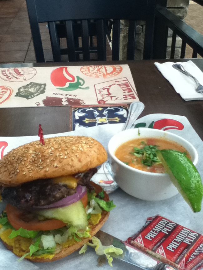 チリってゆう、ハンバーガー屋さん。ぴりっと辛味も効き<br />かなり美味！！隣にあるスープは店員さんにおすすめの<br />スープをくださいといったら、出してくれた。ライムを絞って<br />いただきました〜！中にはなぜかライス。おかゆスープ？<br /><br />ハンバーガーはどかんとでかいピクルスがはさんであり、<br />フレッシュな感じで、かなりお気に入りです！もしみなさんも<br />乗り換えが、滞在がエドモントでしたら、チリへ行ってみてください！<br />感激の味に出会えます☆（＾＾）