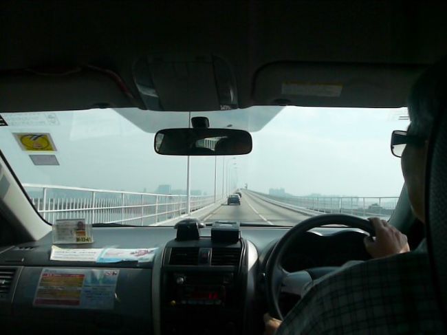 タクシーに乗ってタイパ島へ。マカオもタクシーはめちゃめちゃ安いです。<br />橋を渡っていきます。