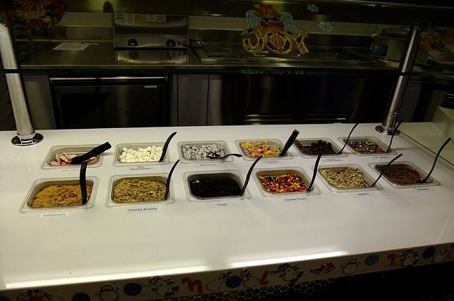 ２８日　１７：１２<br /><br />アイスをカップかコーンに入れ終わったら<br /><br />ふりかけ（笑）を好きなだけかけて下さい。