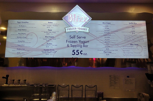 ２８日　１７：１４<br /><br />Blizz Frozen Yogurt → http://blizzyogurt.com/<br /><br />甘いもの大好き夫婦が店の前を<br /><br />素通りするわけがありません<br /><br />この店はラスベガスのホテル<br /><br />Luxor・ Mirage・ Palms内にあるそうです 