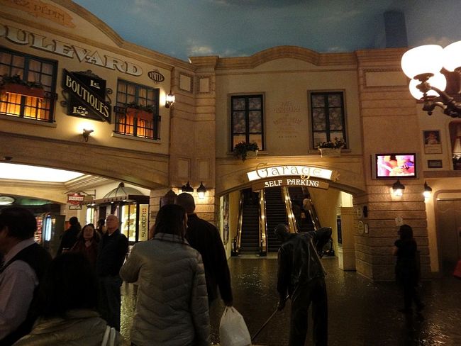 ２８日　２１：０１<br /><br />バリーズ〜パリスへの連絡通路。正面に<br /><br />写ってるのがパーキングに行くエレベーター<br /><br />左手に行くとバリーズ。後ろに戻るとパリス