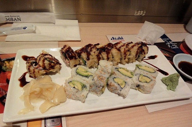 ２８日　２１：４２<br /><br />『 Hit or Stay ８days 』　２／４<br />http://4travel.jp/traveler/fredericton/album/10537500/<br /><br />↑　２５日にロスから来た兄弟が食べてた<br /><br />「天ぷらロール」を注文！！手前は「アボガド巻」