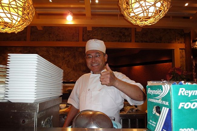 ２８日　２１：５２<br /><br />お店のシェフ。<br /><br />２日目の朝、奥様にメニューに無い「お粥」<br /><br />を作ってくれた。沖縄県出身だそうです。