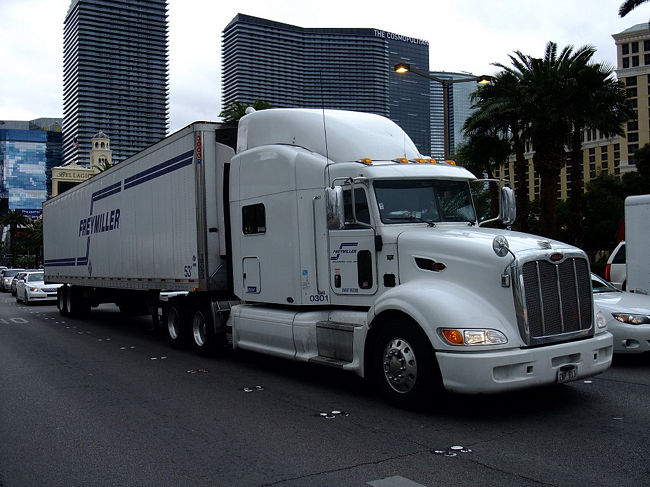 ２９日　１０：４９<br /><br />あ〜あ(^_^.)　最終日になってしまった。<br /><br />飛行機は１９：００発なのでチェックアウト後<br />荷物はホテルに預けてお買い物！！<br /><br />写真はストリップ通りをラスベガスに<br />必要な物資を運ぶ大陸横断トレーラー